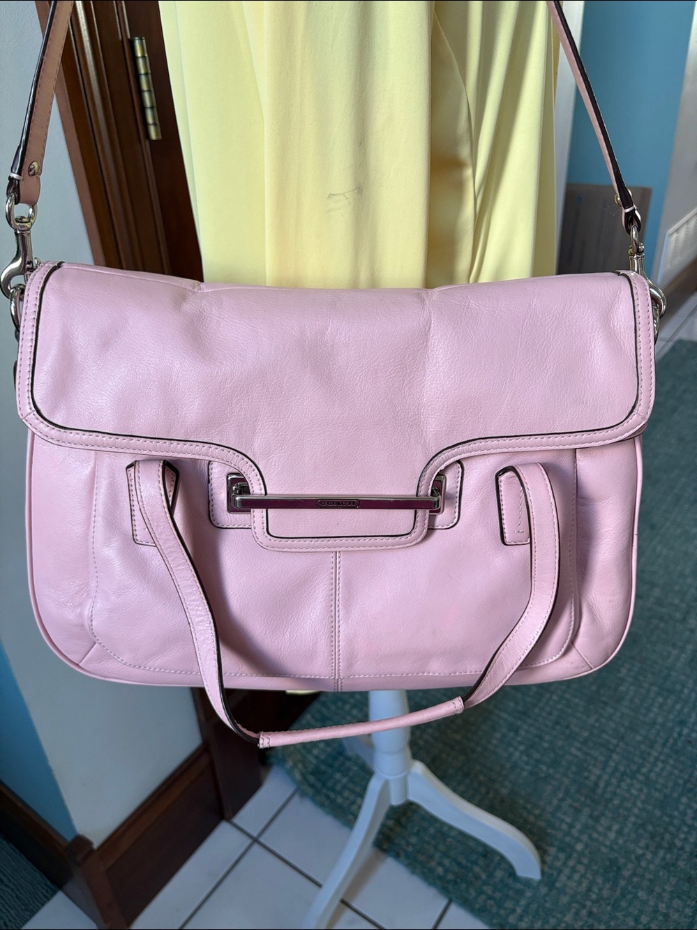 Coach Taylor satchel shoulder bag
Light pink. Silvertone hardware like new.